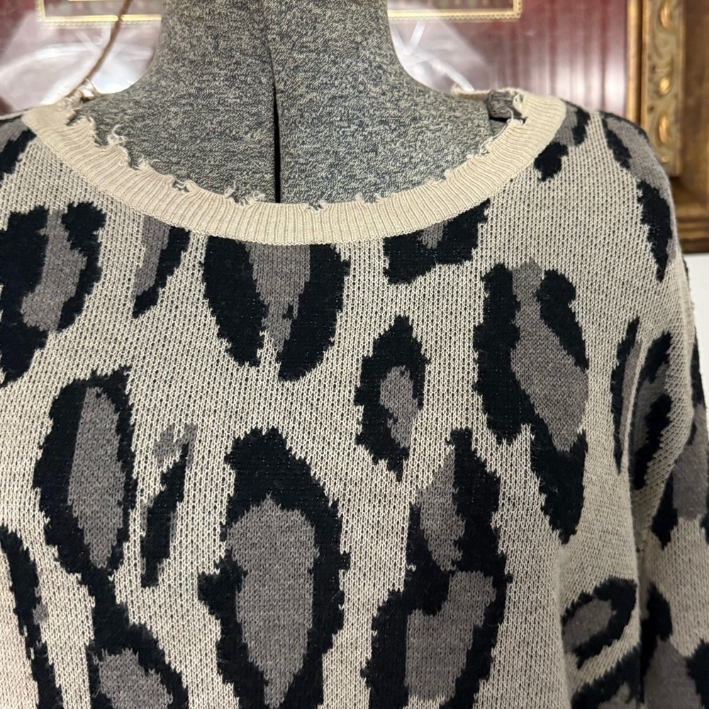 Fate Anthropologie Distressed Leopard Print Sweater ~ Size Medium 💚🍄 - Picture 2 of 7